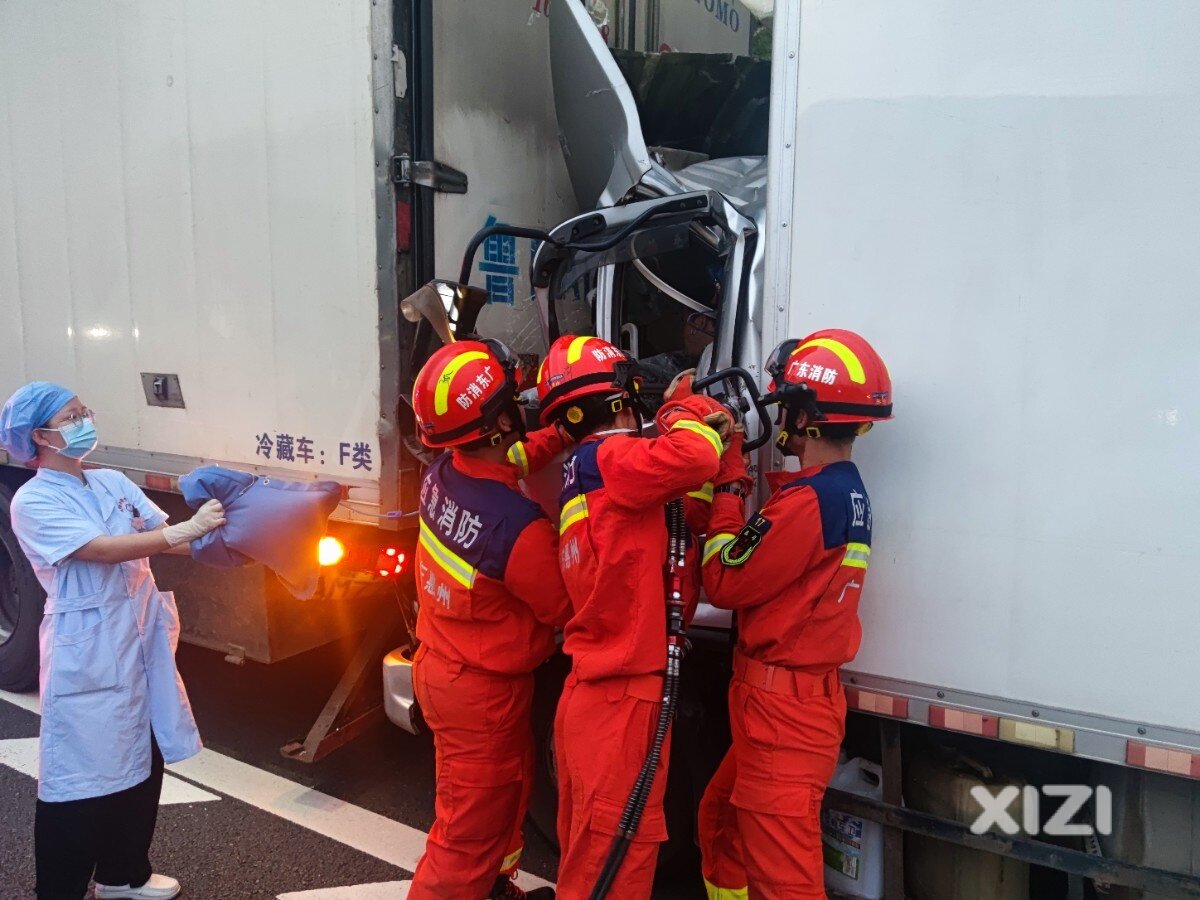 惠州一货车发生追尾，后车驾驶室严重变形，消防人员赶往救援未审核