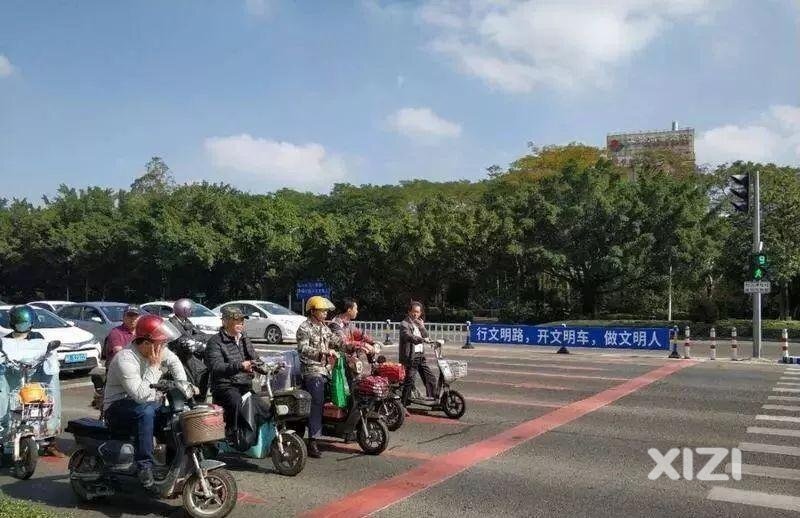 在惠州骑行摩托车，电动车出行有地位