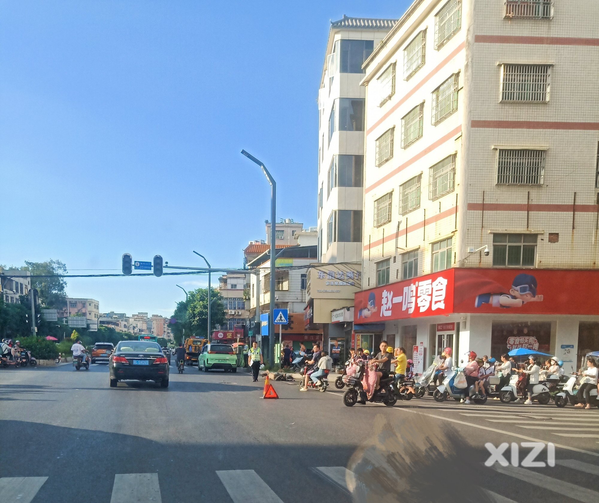 大镬：陈江邮局十字路口小车与摩托车发生碰撞